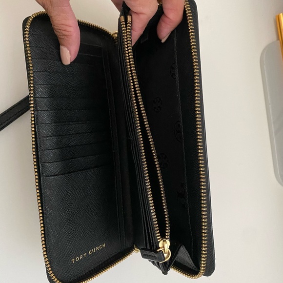 Tory Burch Black Robinson Zip Wallet - Picture 2 of 7